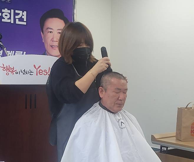 조광국 계룡시의회 부의장(더불어민주당)이 10일 계룡시청 브리핑룸에서 제9회 전국동시지방선거 계룡시장 선거 출마를 공식 선언하며 삭발식을 감행했다. 정종만 기자