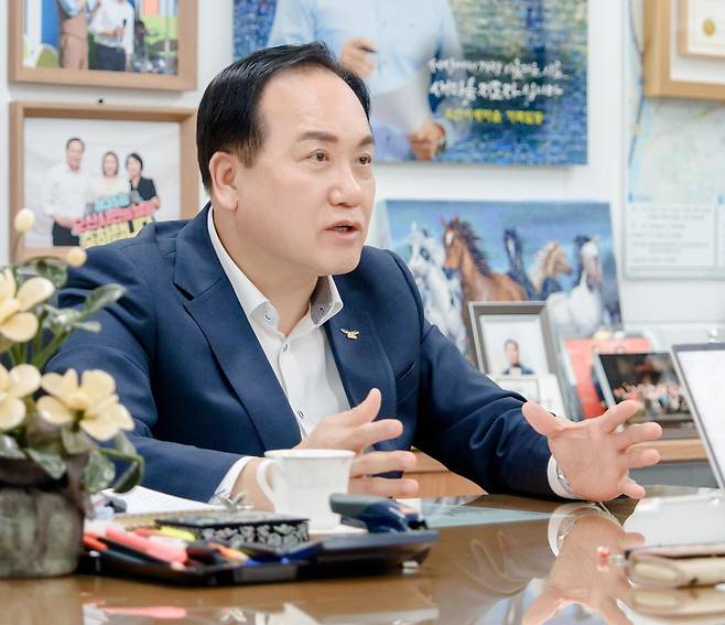 이권재 경기 오산시장이 ‘인구 50만 자족도시 오산’이라는 목표 달성을 위해 필요한 실행 방안을 설명하고 있다. 오산시 제공