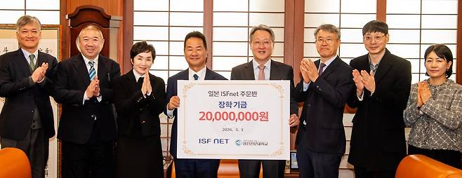 최근 대구 북구 영진전문대 접견실에서 와타나베 요키유시 ISFNET 회장(왼쪽에서 네 번째)이 최재영 영진전문대 총장에게 장학금 약정서를 전달하고 있다. 영진전문대 제공