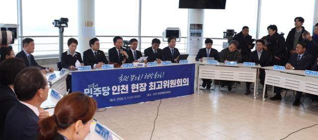 정청래 더불어민주당 대표가 11일 인천 강화군 평화전망대에서 열린 인천 현장 최고위원회의에서 발언하고 있다. 뉴시스