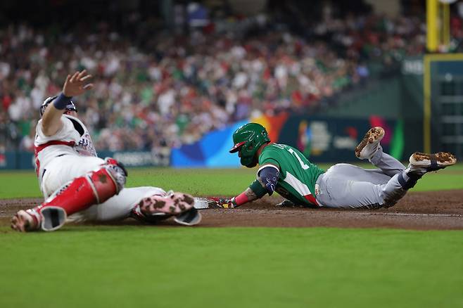 <yonhap photo-3978=""> HOUSTON, TEXAS - MARCH 09: Joey Ortiz #7 of Team Mexico dives onto first base against Cal Raleigh #29 of Team United States in the third inning during a 2026 World Baseball Classic Pool B game at Daikin Park on March 09, 2026 in Houston, Texas. Alex Slitz/Getty Images/AFP (Photo by Alex Slitz / GETTY IMAGES NORTH AMERICA / Getty Images via AFP)/2026-03-10 13:07:40/ <저작권자 ⓒ 1980~2026 ㈜연합뉴스. 무단 전재 재배포 금지, AI 학습 및 활용 금지></yonhap>