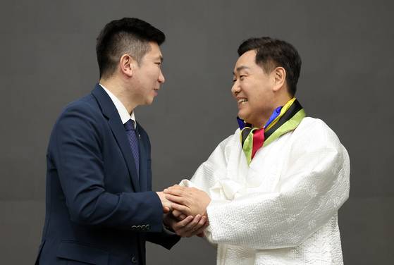 지난해 2월 28일 서울 송파구 올림픽파크텔에서 열린 대한체육회 2025년도 정기 대의원총회에서 2036 하계올림픽 유치 후보 도시에 전북 전주시가 선정된 뒤 김관영 전북지사(오른쪽)가 유승민 대한체육회장과 악수하고 있다. 뉴스1