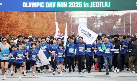 지난해 11월 16일 전주월드컵경기장에서 열린 '올림픽데이런 2025 in 전주' 마라톤 대회에서 유승민 대한체육회장과 김관영 전북지사, 우범기 전주시장, 문승우 전북도의회 의장 등을 비롯한 참가자들이 힘차게 뛰고 있다. 뉴스1
