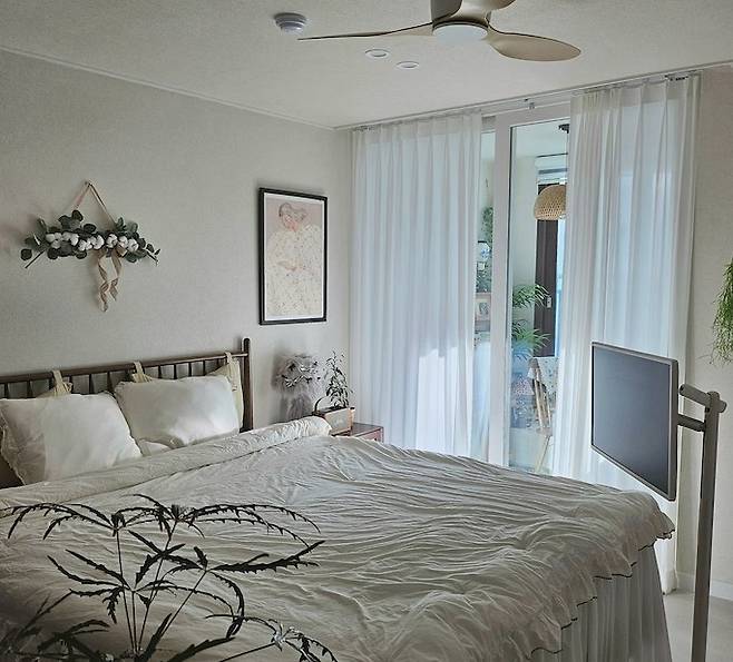 오늘의집 관계자는 “과거 ‘잠만 자는 가구’였던 침대가 스마트 기기의 생활화와 함께 휴식과 취미, 문화생활을 즐기는 ‘프라이빗 힐링 공간’으로 진화하고 있다”고 말했다.