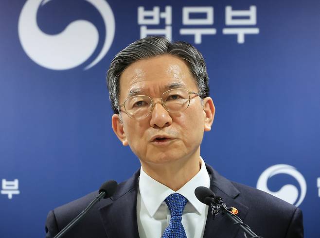 정성호 법무부 장관이 지난 3일 정부과천청사 법무부 브리핑실에서 2030 이민정책 미래 전략을 발표하고 있다. 연합뉴스