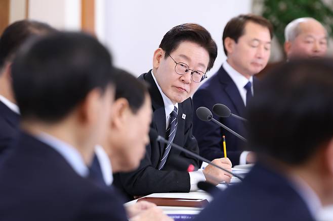 이재명 대통령이 10일 청와대에서 열린 ‘상생을 실천하는 기업인과의 대화’에서 한화오션과 대원산업의 성과공유 상생협력 사례 발표를 경청하고 있다. 연합뉴스
