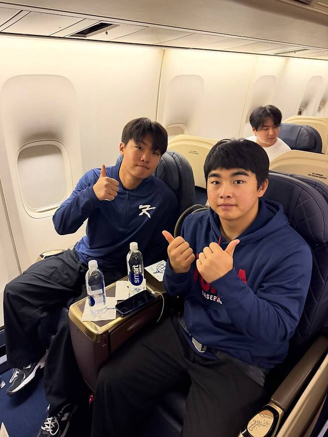 ▲ 왼쪽부터 한국 야구 대표팀 정우주, 문현빈. 일본 도쿄에서 미국 마이애미로 직항하는 전세기에 탑승해 기념 촬영에 임했다. 류지현 감독이 이끄는 대표팀은 2026 월드베이스볼클래식 1라운드 C조에서 2승2패를 기록, 조2위로 극적인 17년 만의 8강 진출을 이뤄냈다. 8강전은 마이애미에서 열린다. ⓒKBO 공식 SNS