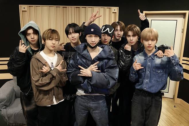 엑소 레이(가운데)와 누에라. 사진ㅣ누아엔터테인먼트