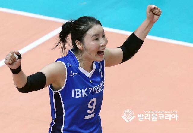 【사진=발리볼코리아 김경수 기자】19일 경기도 안산시 상록수체육관에서 열린 2014안산.우리카드컵 프로배구대회 여자부 개막전 IBK기업은행 vs GS칼텍스 경기에서 GS칼텍스 공격볼을 블로킹 시킨 IBK기업은행 김사니가 기뻐하고 있다.2014.07.19.