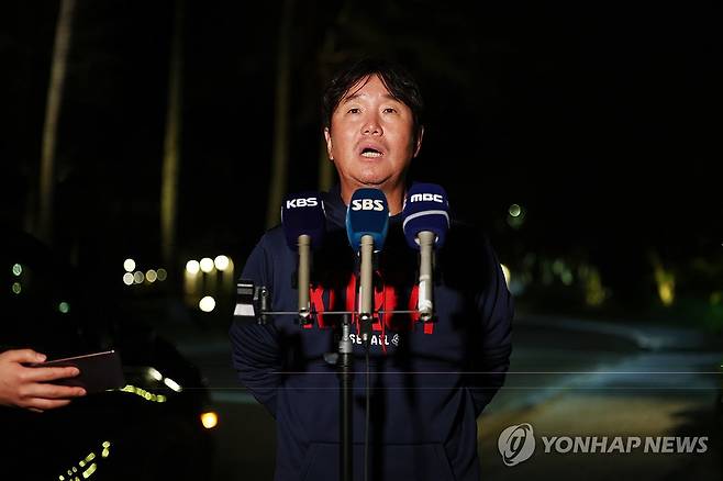 인터뷰하는 류지현 감독 (마이애미=연합뉴스) 윤동진 기자 = 류지현 한국야구대표팀 감독이 11일(현지시간) 미국 플로리다 마이애미의 한 호텔에 도착해 취재진과 인터뷰하고 있다. 2025.3.11 mon@yna.co.kr