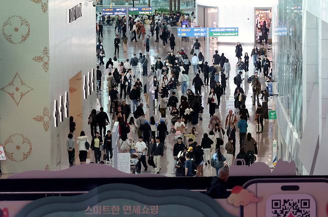 설 연휴를 앞둔 12일 인천국제공항 제2여객터미널이 이용객들로 붐비고 있다. 인천공항공사는 13일부터 18일까지 설 연휴기간 특별교통대책을 시행한다고 밝혔다. 이기간 이용객수는 총 122만명(출입국 합계)으로 일평균 기준 20만4000명이다. 설 연휴기간 출발여객이 가장 붐비는 날은 14일, 도착여객이 가장 많은 날은 18일로 예상했다. 다만 지난달 14일 아시아나항공이 인천공항 제2여객터미널(T2)로 이전하면서 주차난이 심각해 탑승객은 대중교통 이용이 권장된다. 신태현 기자 holjjak@