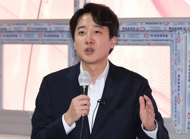 이준석 개혁신당 대표가 27일 부산 부산진구 부전동 정이한 부산시장 예비후보 선거사무소 개소식에 참석해 가진 타운홀 미팅에서 질의에 답변하고 있다.(사진=연합뉴스)