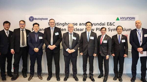 현대건설과 핀란드 헬싱키에 위치한 비즈니스 핀란드(핀란드 정부 산하 무역투자 진흥 기관), 미국 원자력 기업인 웨스팅하우스 관계자들이 핀란드스웨덴 신규 원전 건설 심포지엄을 개최하고 기념촬영을 하고 있다.(사진=현대건설)