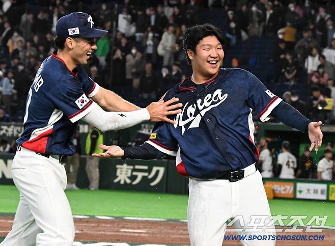 9일 일본 도쿄돔에서 열린 WBC(월드베이스볼클래식) 한국과 호주의 경기, 한국이 승리하며 8강행을 확정했다. 위트컴과 문보경이 기뻐하고 있다. 도쿄(일본)=허상욱 기자wook@sportschosun.com/2026.03.09/