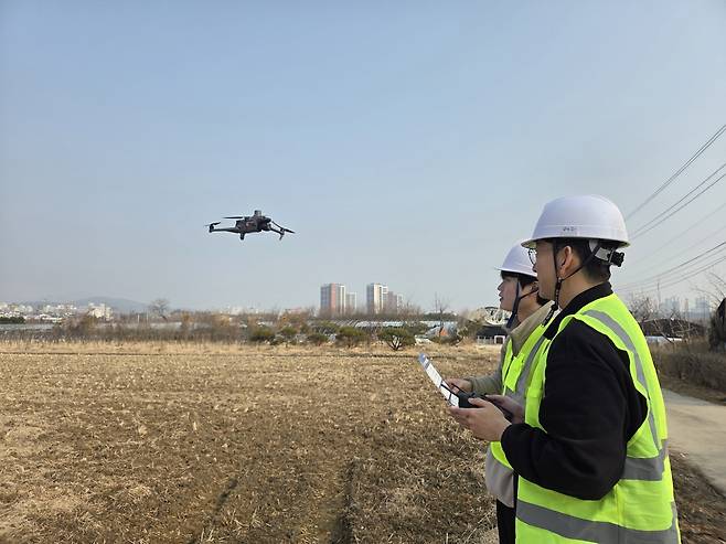 대전 유성구 직원들이 드론을 활용해 개발제한구역 내 훼손 행위를 단속하고 있다. 유성구 제공