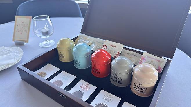 엔그릴 ‘애프터눈 티 세트’에는 차 또는 커피가 포함된다. 특히 차는 187년 전통의 덴마크 왕실 차로 잘 알려진 ‘A.C 퍼치스 티핸들’ 5종에서 고를 수 있다. 디카페인 2종, 카페인 3종으로 구성돼 취향에 따라 즐길 수 있으며, 시향 서비스도 제공돼 더욱 만족스러운 경험을 제공한다. 윤우열 기자 cloudancer@donga.com