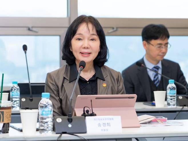 송경희 개인정보보호위원회 위원장이 3월 12일 오후 서울 종로구에서 개최된 'ISMS·ISMS-P 인증제 실효성 강화을 위한 현장 간담회'에 참석해 인사말을 하고 있다. 개인정보위 제공