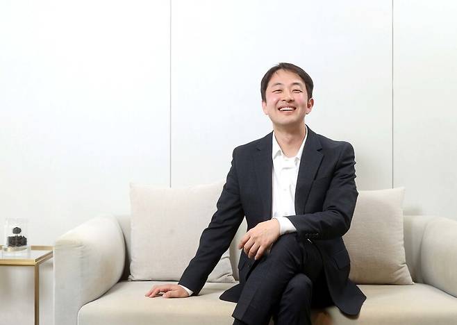 10년간 직장 생활을 하고 코로나 때 창업해 어려움을 이겨내고 성공한 ‘브릭샌드’ 조헌기 대표. 신세계면세점 제공