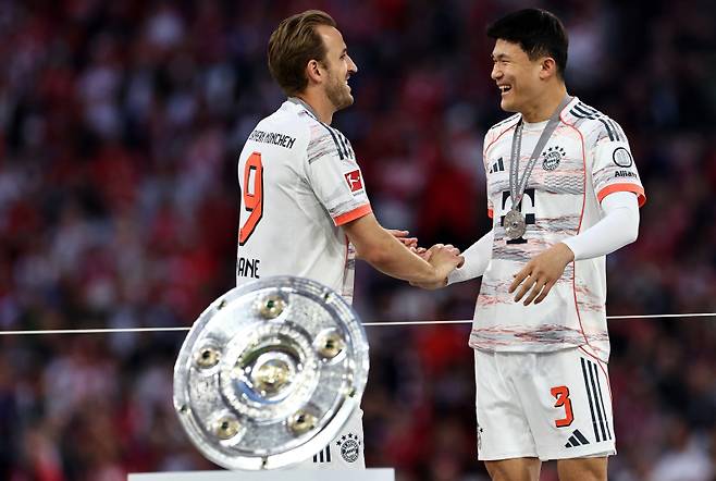 케인(왼쪽)과 김민재가 분데스리가 우승 세리머니 현장에서 활짝 웃고 있다. 사진=EPA 연합뉴스