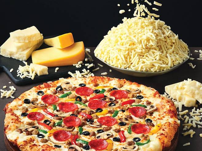 피자헛이 치즈 최대 600g을 담은 ‘한근반근 치즈페스타’ 시리즈를 출시했다. 사진 한국피자헛