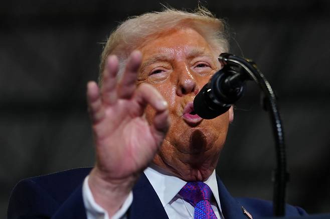 도널드 트럼프 미국 대통령이 11일(현지시간) 켄터키주 헤브론에서 연설을 하고 있다. AP=연합뉴스