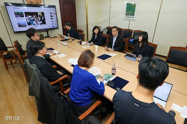 경향신문 5기 독자위원회가 4일 서울 중구 정동 경향신문 본사 회의실에서 3월 정기회의를 열고 온·오프라인 콘텐츠에 대한 평가를 하고 있다. 권도현 기자