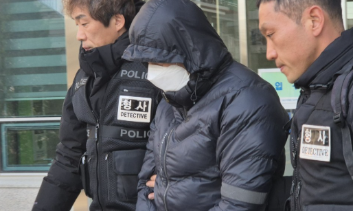 영장실질심사 마치고 나오는 '갑질 의혹' 양양군 공무원/출처=연합뉴스