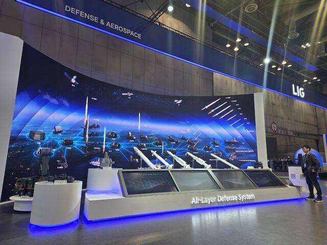 ADEX 2025 LIG넥스원 부스에 전시된 CIWS-II부터 LAMD, 천궁II, L-SAM 등 글로벌 다층 대공망 솔루션. LIG넥스원