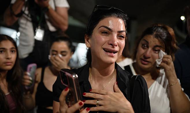 10일 호주 시드니 공항에서 이란 여자 축구대표팀을 둘러싸고 시위가 벌어지고 있다. 이란 여자축구대표팀은 2026 아시아축구연맹 여자 아시안컵 탈락 이후 말레이시아로 이동하기 위해 이 곳을 경유했했다. EPA연합뉴스