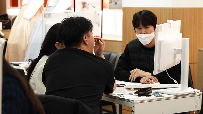 신혼여행 상담이 진행되고 있는 팜투어 서울본사 허니문 박람회 현장 사진제공|팜투어