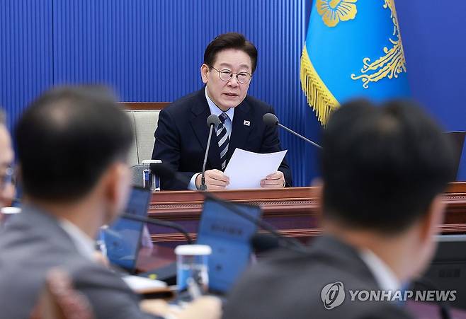 이재명 대통령, 수석보좌관회의 발언 (서울=연합뉴스) 한상균 기자 = 이재명 대통령이 12일 청와대에서 열린 수석보좌관회의에서 발언하고 있다. 2026.3.12 xyz@yna.co.kr