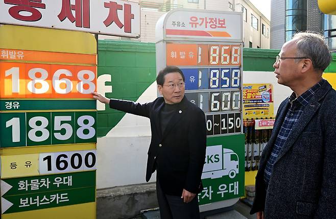 유정복 인천시장이 13일 남동구 한 주유소를 찾아 한국주유소협회 관계자들과 간담회를 갖고 유가를 점검하고 있다.