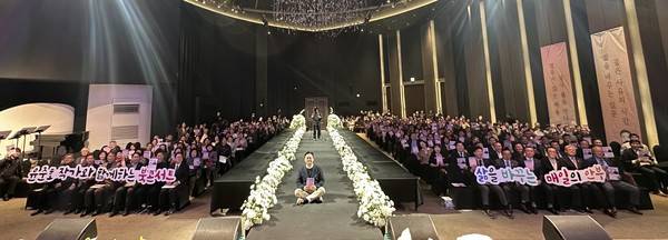 윤준호 작가의 저서 『삶을 바꾸는 매일의 안부』 출간 기념 북콘서트가 12일 대전 팔레드오페라 가르니에홀에서 개최됐다.사진=윤준호 작가 제공.