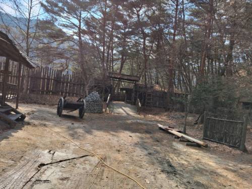 평창 미탄면 율치리에 위치한 테마공원 ‘웰컴투 동막골 세트장’. 미탄면은 최근 영화 ‘왕과 사는 남자’ 흥행으로 방문객이 늘자 세트장 주변 환경 정비에 나섰다.