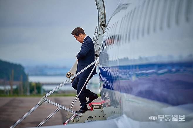 지난해 6월 호남지역을 방문한 이재명 대통령이 여수공항에 도착해 전용기에서 내리고 있다. /뉴시스