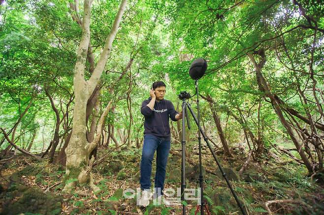 제주 곶자왈에서 소리 수집을 하고 있는 이용원 사운드벙커 대표 (사진=사운드벙커)