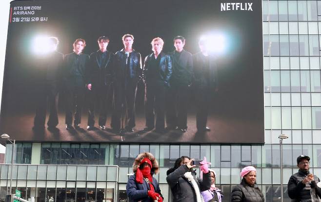 그룹 방탄소년단의 컴백 라이브 공연을 열흘 앞둔 11일 서울 종로구 광화문광장 인근 전광판에 BTS 컴백 공연 광고가 나오고 있다.(사진=뉴스1)