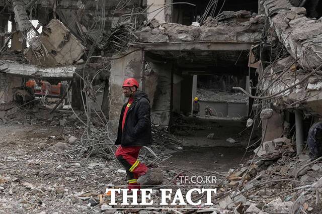 구조대원이 12일(현지시간) 이란 테헤란의 손상된 주거 건물을 수색하고 있다. /테헤란=AP.뉴시스