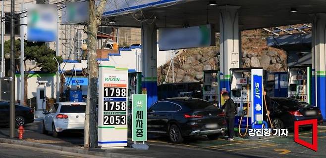 유류 판매가격의 상한선을 정하는 최고가격제가 시행된 13일 서울 한 주유소에서 휘발유를 리터당 1798원, 경유를 1758원에 판매하고 있다. 한국석유공사 유가정보시스템 오피넷에 따르면 전국 주유소 평균 휘발유 가격은 리터당 1893.3원으로 전날보다 5.5원 내렸다. 2026.3.13 강진형 기자