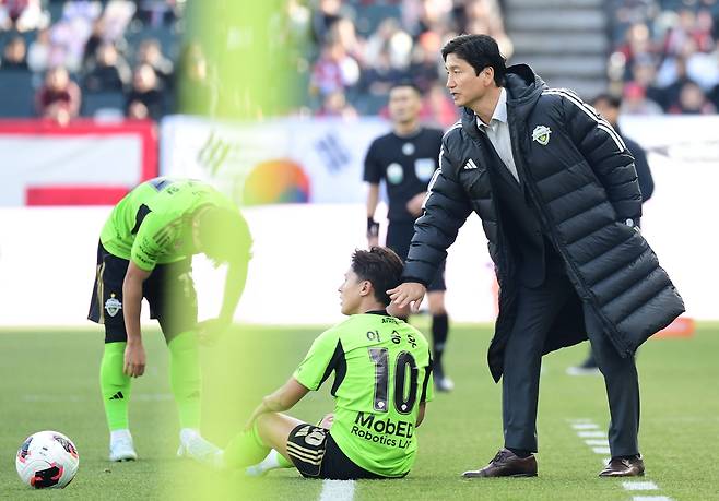 지난 1일 전주월드컵경기장에서 열린 K리그1 전북현대와 부천FC1995의 경기. 돌파 도중 넘어진 이승우 다독이는 전북 정정용 감독./송정헌 스포츠조선 기자