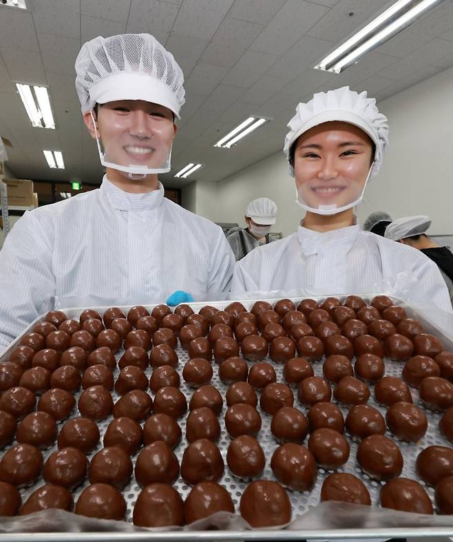 (김포=뉴스1) 이호윤 기자 = 이윤민 아워포지티비티 대표와 김나리 제과장이 15일 경기 김포시 구래동 몬트쿠키 두바이쫀득쿠키(두쫀쿠)제작실에서 두바이쫀득쿠키를 들어보이고 있다. 두바이쫀득쿠키는 이윤민 대표의 아이디어와 김나리 제과장의 베이킹으로 탄생해 대중들의 많은 사랑을 받고 있다. 2026.1.15/뉴스1 /사진=뉴스1화상