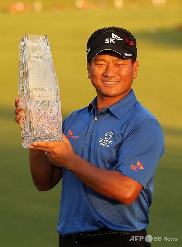 2011년에 한국 선수 최초로 미국프로골프(PGA) 투어 더 플레이어스 챔피언십에서 우승을 차지한 최경주 프로. 사진제공=ⓒAFPBBNews = News1 (사진을 무단으로 사용하지 마십시오.)
