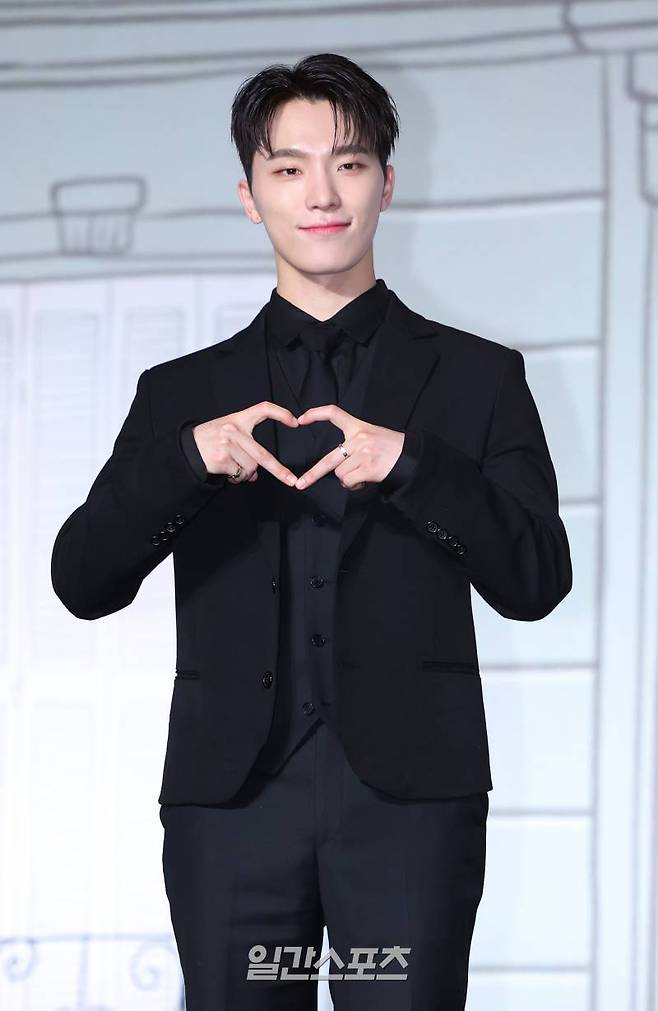 그룹 세븐틴 디노 등 멤버들이 29일 오후 서울 여의도 콘래드호텔에서 열린 베스트 앨범 '세븐틴 이즈 라이트 히어 (17 IS RIGHT HERE)' 발매기념 글로벌 기자간담회에서 포토타임동안 포즈를 취하고 있다. 이번 베스트 앨범에는 타이틀곡 '마에스트로(MAESTRO)'를 비롯한 신곡 4곡과 역대 타이틀곡 28곡, 연주곡 '아낀다(Inst.)'가 담겼다. 김민규 기자 mgkim1@edaily.co.kr /2024.04.29/