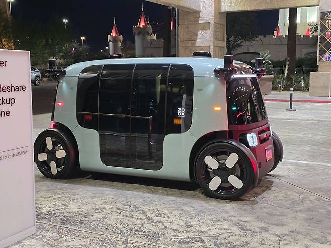 직사각형 모양의 무인택시 죽스. 정진호 기자