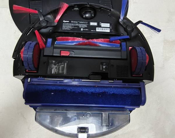 다이슨 스팟앤스크럽 Ai 로봇청소기 본체 아래 부분. 정옥재 기자