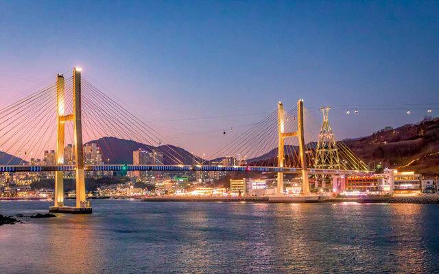 여수 시내와 돌산도를 잇는 거북선대교.