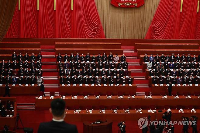 전인대 연례회의 (베이징=연합뉴스) 김현정 특파원 = 시진핑 중국 국가 주석을 비롯한 지도부가 5일 베이징 인민대회당에서 개최된 전국인민대표대회(전인대) 연례회의 참석을 위해 입장하고 있다. 2026.3.5 hjkim07@yna.co.kr