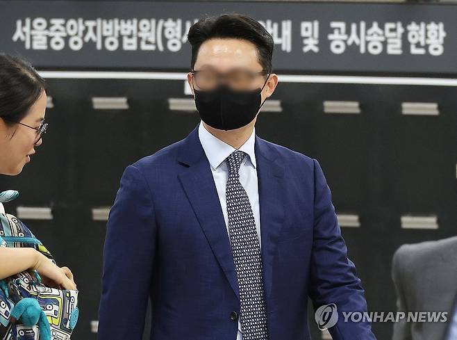 법원 출석하는 전 통일교 세계본부장 (서울=연합뉴스) 김주형 기자 = '건진법사 청탁 의혹'의 핵심 인물인 통일교 전 세계본부장 윤모 씨가 30일 영장실질심사를 위해 서울중앙지법에 출석하고 있다. 2025.7.30 kjhpress@yna.co.kr