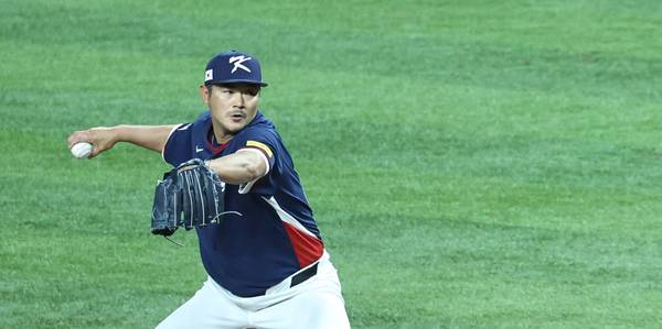 14일(한국시간) 미국 플로리다주 마이애미 론디포파크에서 열린 월드베이스볼클래식(WBC) 대한민국 대 도미니카공화국 준준결승전. 2회말 교체된 한국 노경은이 역투하고 있다. /연합뉴스