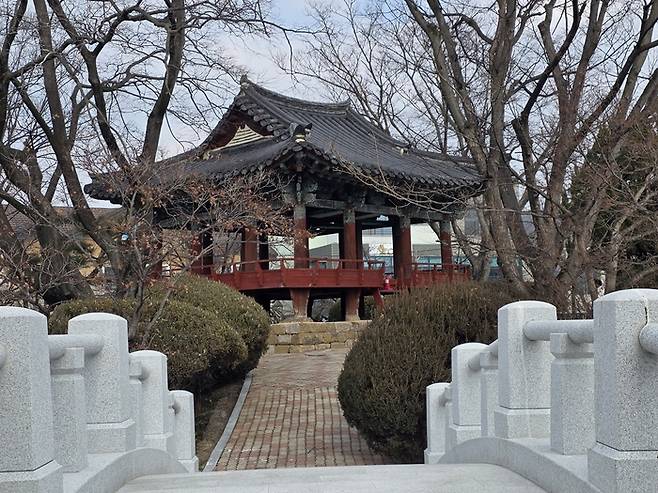 김천 교동 연화지 봉황루. 박현주기자